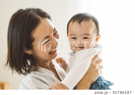 笑顔の赤ちゃんとママ・子育てイメージ 笑顔の赤ちゃんとママ・子育てイメージ 95786387