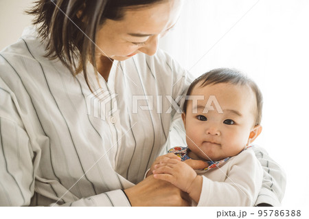 笑顔の赤ちゃんとママ・子育てイメージ 笑顔の赤ちゃんとママ・子育てイメージ 95786388