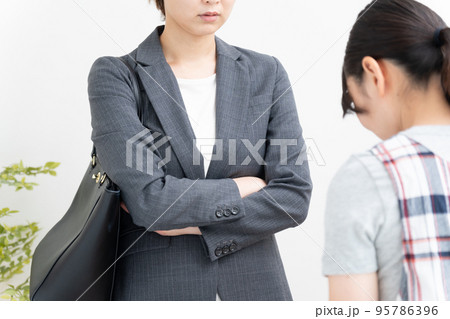 保育士に怒っている保護者 保育士に怒っている保護者 95786396