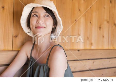 サウナハットをかぶってサウナに入るサウナ女子 95786514