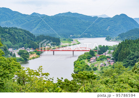 新潟　麒麟山頂上から見るきりん橋と阿賀野川 95786594