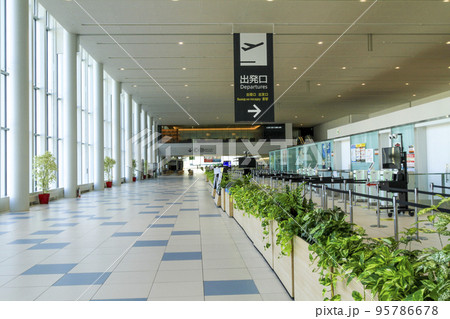 新千歳空港国際線ターミナル3F出発ロビーの出発口フロアー 95786678