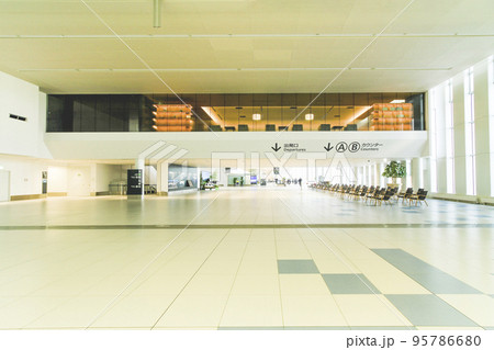 新千歳空港国際線ターミナル3F出発ロビーのAB~CD間のコリドー 95786680