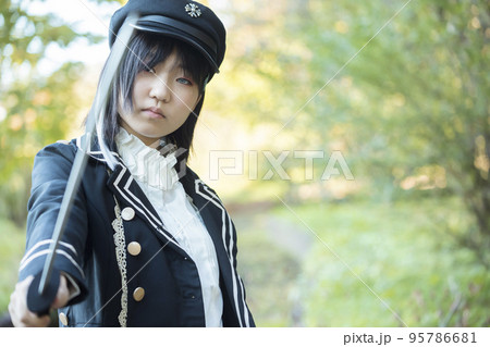 刀を構える女性　ハロウィンコスプレイメージ 95786681