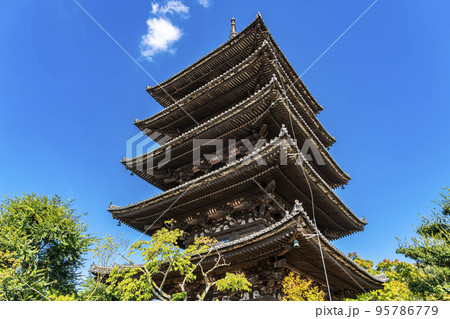 【京都府】爽やかな青空と東山のシンボル八坂の塔 95786779