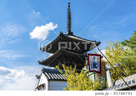 【京都府】風情ある街並みと東山のシンボル八坂の塔 【京都府】風情ある街並みと東山のシンボル八坂の塔 95786791