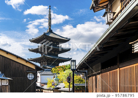 【京都府】風情ある街並みと東山のシンボル八坂の塔 【京都府】風情ある街並みと東山のシンボル八坂の塔 95786795