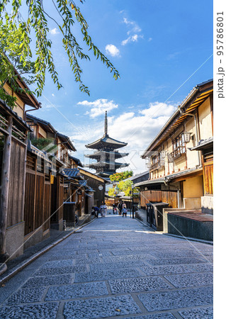 【京都府】風情ある街並みと東山のシンボル八坂の塔 95786801