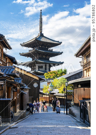 【京都府】風情ある街並みと東山のシンボル八坂の塔 【京都府】風情ある街並みと東山のシンボル八坂の塔 95786802