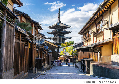 【京都府】風情ある街並みと東山のシンボル八坂の塔 95786803
