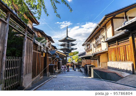 【京都府】風情ある街並みと東山のシンボル八坂の塔 【京都府】風情ある街並みと東山のシンボル八坂の塔 95786804