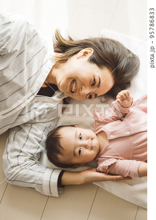 タオルに横になる赤ちゃんとママ 95786833