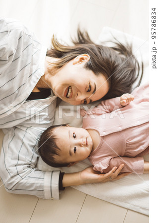 タオルに横になる赤ちゃんとママ 95786834
