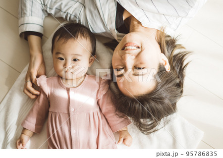 タオルに横になる赤ちゃんとママ 95786835