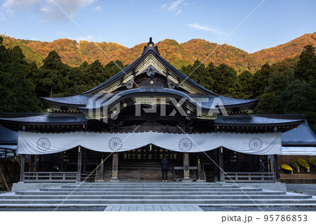 朝日にあたる弥彦神社 紅葉3 朝日にあたる弥彦神社 紅葉3 95786853