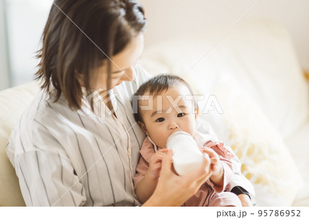 ミルクを飲む赤ちゃんとママ ミルクを飲む赤ちゃんとママ 95786952