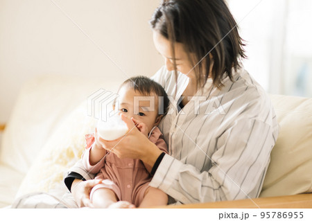 ミルクを飲む赤ちゃんとママ ミルクを飲む赤ちゃんとママ 95786955