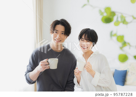 リビングのカップル 95787228