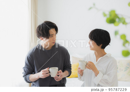 リビングのカップル 95787229