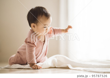 ハイハイしようとする赤ちゃん ハイハイしようとする赤ちゃん 95787326