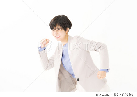 走り出すポーズ　女性 95787666