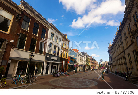 Streets of Leiden old town, Netherlands 95787906