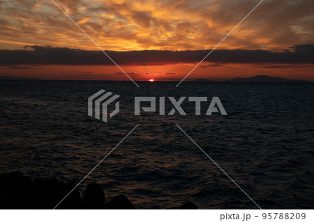 淡路島の西海岸から見る沈む夕日と瀬戸内海 95788209