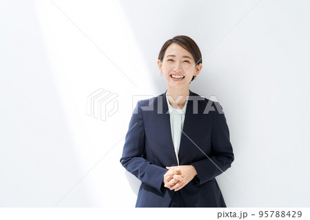 スーツ姿の女性 95788429