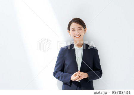 スーツ姿の女性 95788431