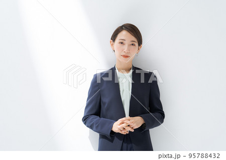 スーツ姿の女性 95788432