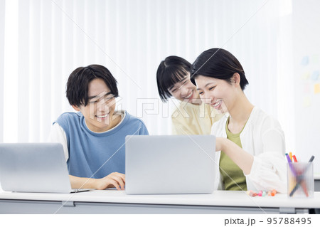 大学生 グループワークに取り組む学生 大学生 グループワークに取り組む学生 95788495