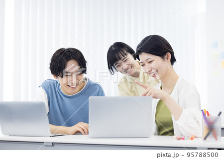大学生 グループワークに取り組む学生 大学生 グループワークに取り組む学生 95788500