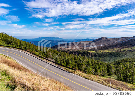 志賀草津高原ルート 山並みと湯釜周辺の白い噴気 10月下旬 a-1 志賀草津高原ルート 山並みと湯釜周辺の白い噴気 10月下旬 a-1 95788666