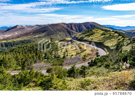 志賀草津高原ルート 山並みと湯釜周辺の白い噴気 10月下旬 b-1 志賀草津高原ルート 山並みと湯釜周辺の白い噴気 10月下旬 b-1 95788670