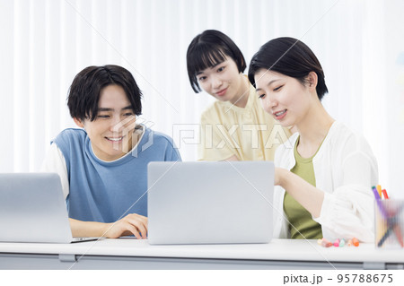 大学生 グループワークに取り組む学生 大学生 グループワークに取り組む学生 95788675