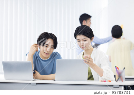 大学生 グループワークに取り組む学生 大学生 グループワークに取り組む学生 95788731