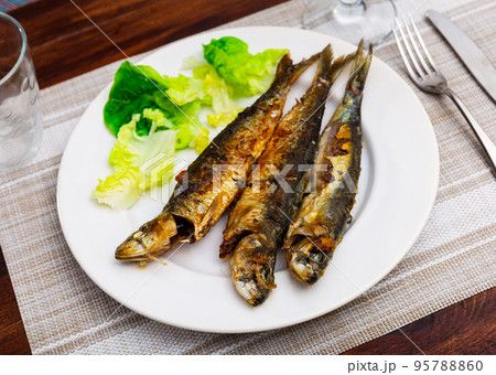 Grilled sardines served with fresh vegetable salad 95788860
