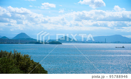 瀬戸内海を挟んで見える丸亀市の風景 95788946