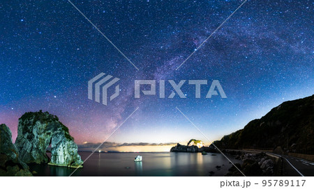 白崎海岸の奇岩と天の川アーチ 白崎海岸の奇岩と天の川アーチ 95789117