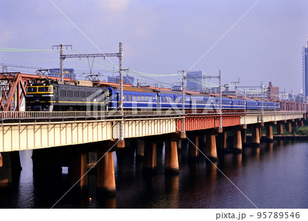 2000年　東海道本線を走るEF81104ブルートレイン日本海2号 95789546