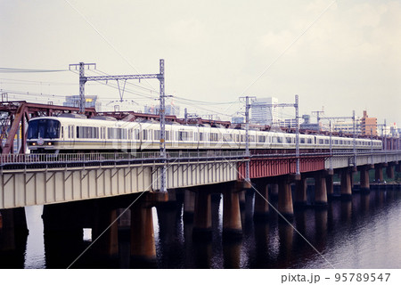 2000年 東海道本線を走る221系快速電車12両の写真素材 [95789547] - PIXTA