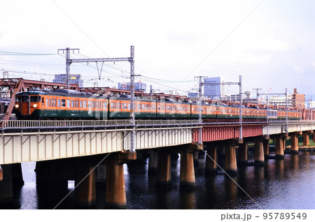 2000年　東海道本線を走る113系快速電車11両 95789549