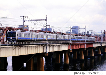 2000年　東海道本線を走る旧塗色207系普通電車7両 95789552