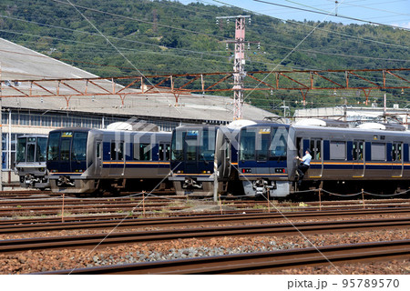 電車区に並ぶJR西日本の主力車両 95789570