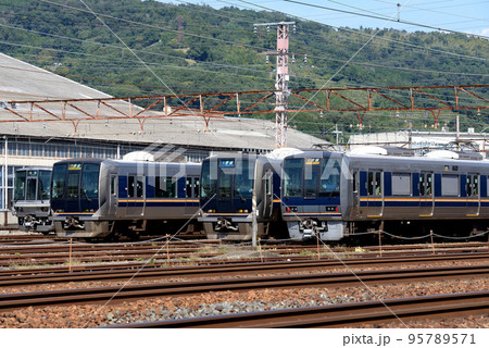 電車区に並ぶJR西日本の主力車両 95789571
