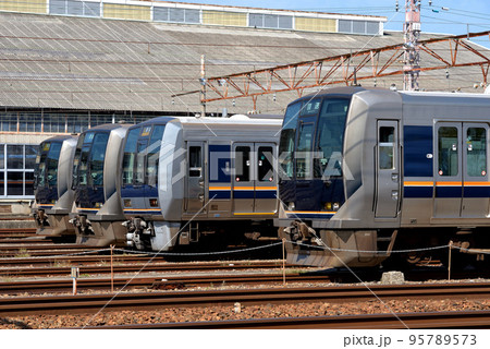 電車区に並ぶJR西日本の主力車両 電車区に並ぶJR西日本の主力車両 95789573