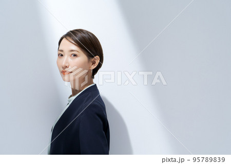 スーツ姿の女性 スーツ姿の女性 95789839