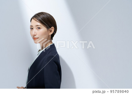 スーツ姿の女性 スーツ姿の女性 95789840