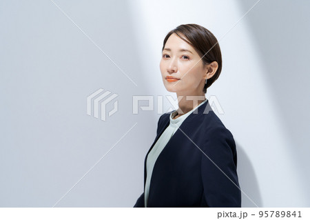 スーツ姿の女性 スーツ姿の女性 95789841