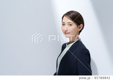 スーツ姿の女性 95789842